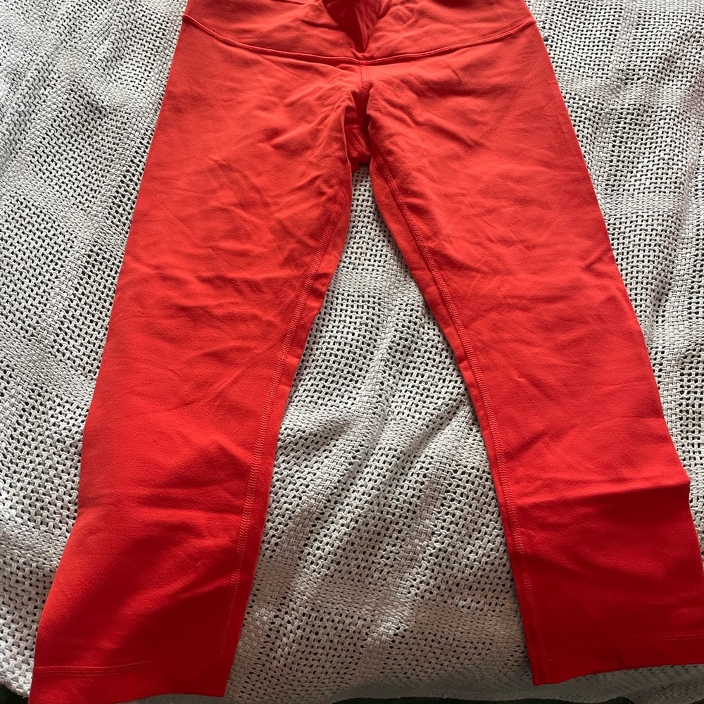 Lululemon cropped Wunder Under leggings size 8
